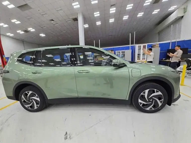 Than-xe-VinFast-Limo-Green